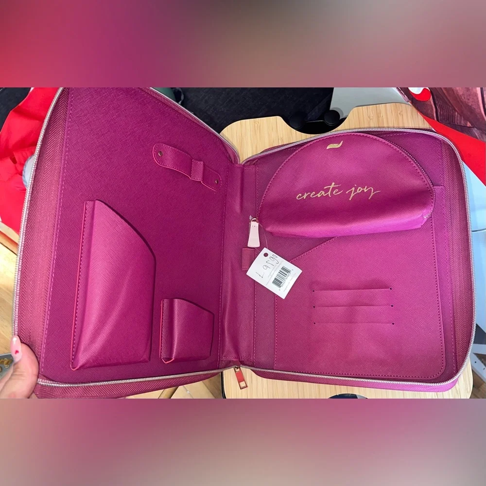 Leather portfolio with zipper closure